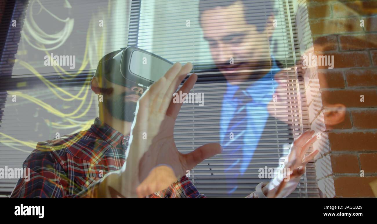 Utilizzando il visore per la realtà virtuale, la persona interagisce con i contenuti digitali durante una riunione di lavoro Foto Stock