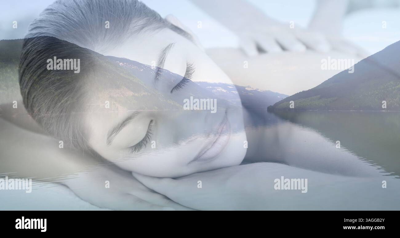 Massaggio, donna che si rilassa sul tranquillo paesaggio montano del lago Foto Stock