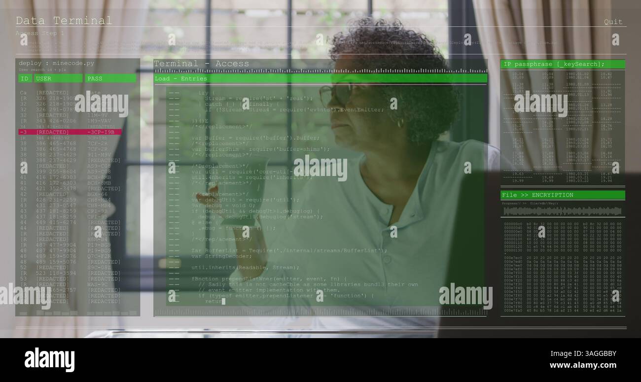 Immagine dell'elaborazione dei dati sugli schermi rispetto a una donna anziana che beve il tè e utilizza un computer portatile a casa Foto Stock