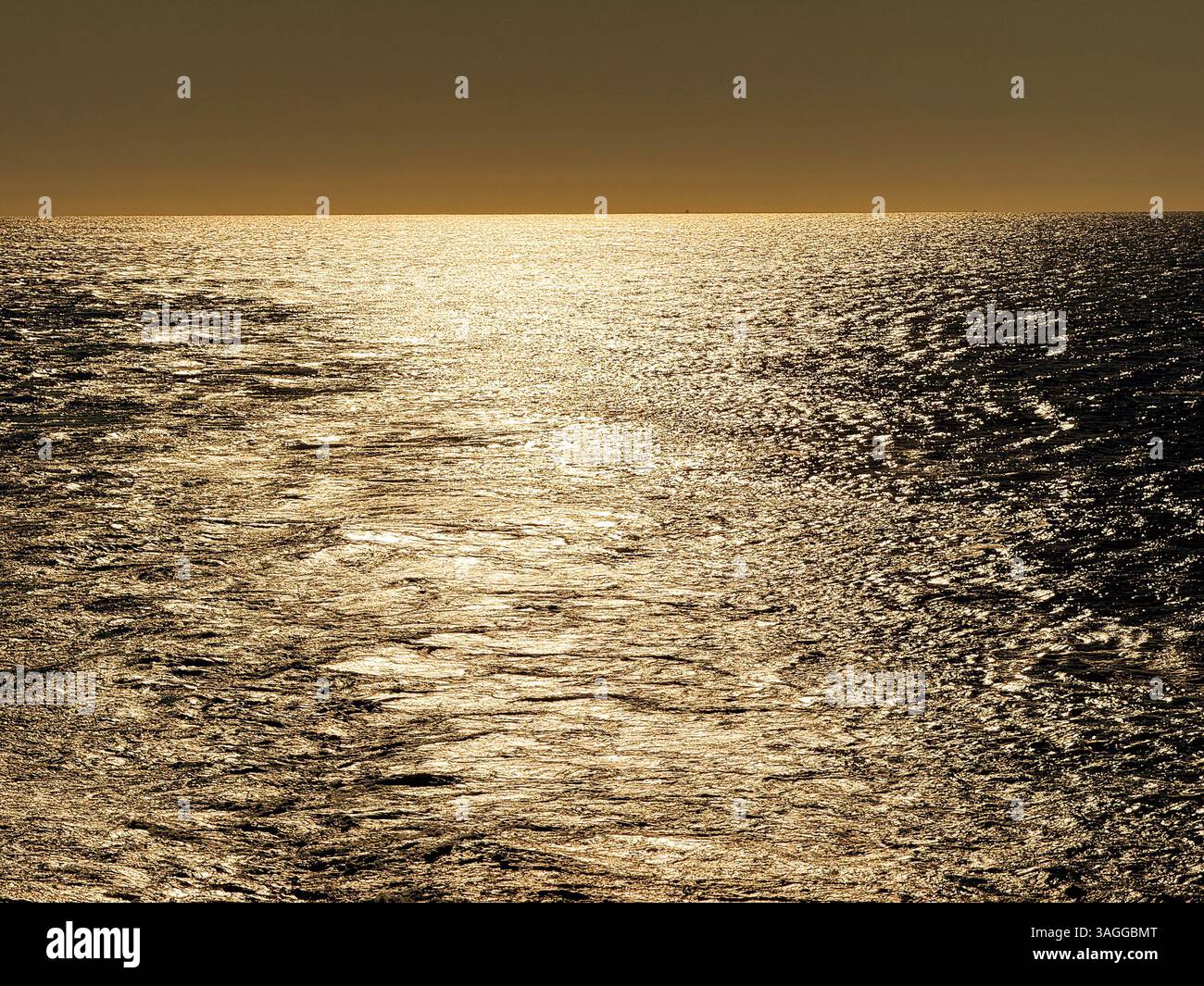 Vista sul mare della scia di una nave da crociera al tramonto. Sfondi. Concetto di vacanza in crociera. Niente persone. - Immagine stock catturata con smartphone