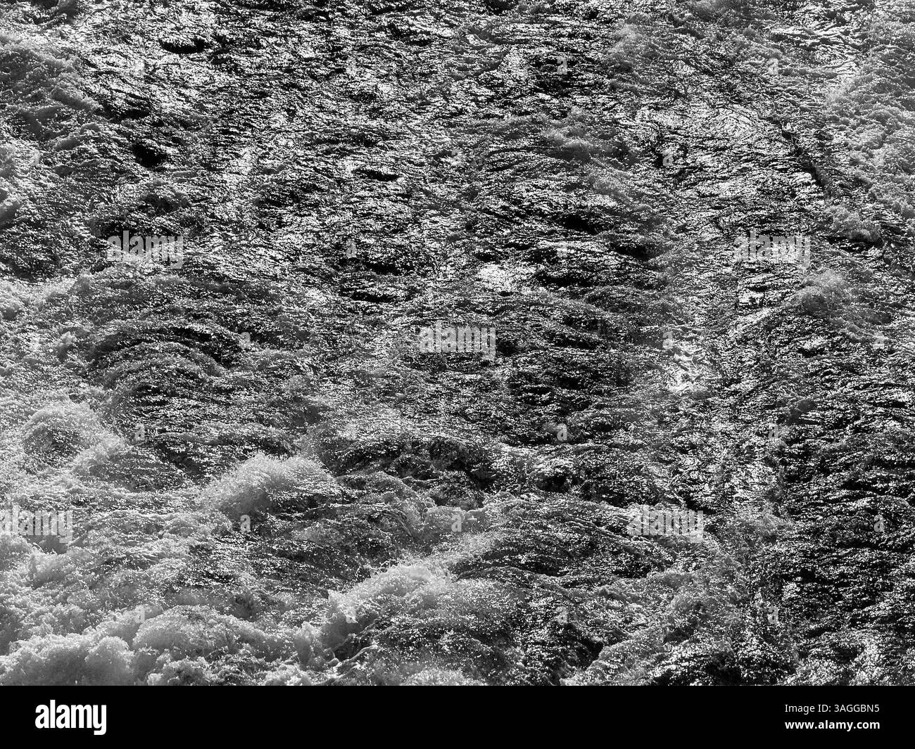 Schema formato dalle acque turbolente sulla scia dei potenti motori di una nave da crociera in mare. Sfondi. Concetto di vacanza in crociera. Niente persone. Foto Stock