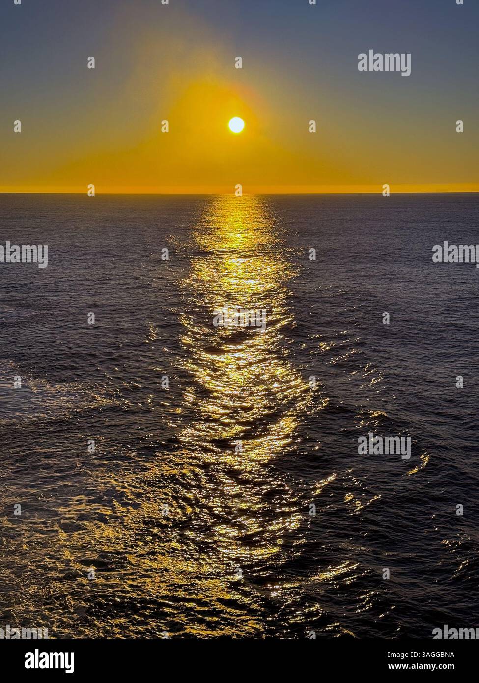 Sole dorato sul mare da una nave da crociera al tramonto. Concetto di viaggio. - Immagine stock catturata con smartphone