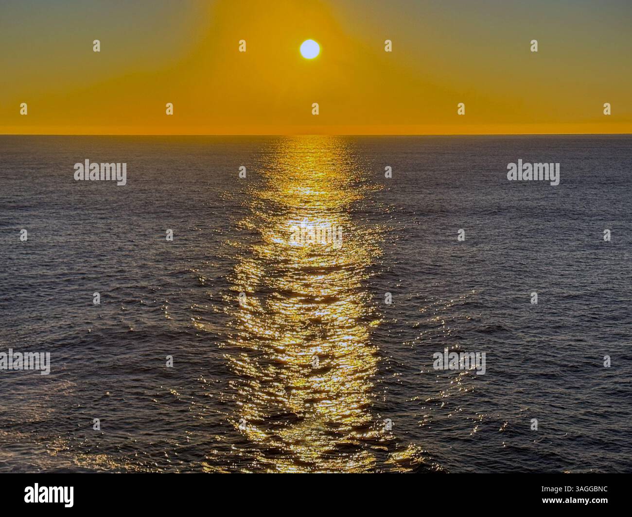 Sole dorato sul mare da una nave da crociera al tramonto. Concetto di viaggio. - Immagine stock catturata con smartphone