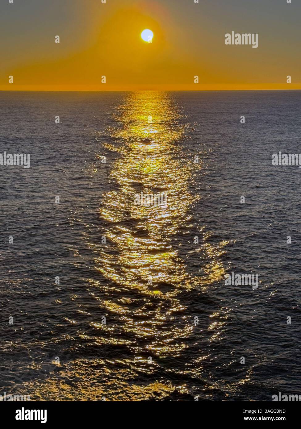 Sole dorato sul mare da una nave da crociera al tramonto. Concetto di viaggio. - Immagine stock catturata con smartphone