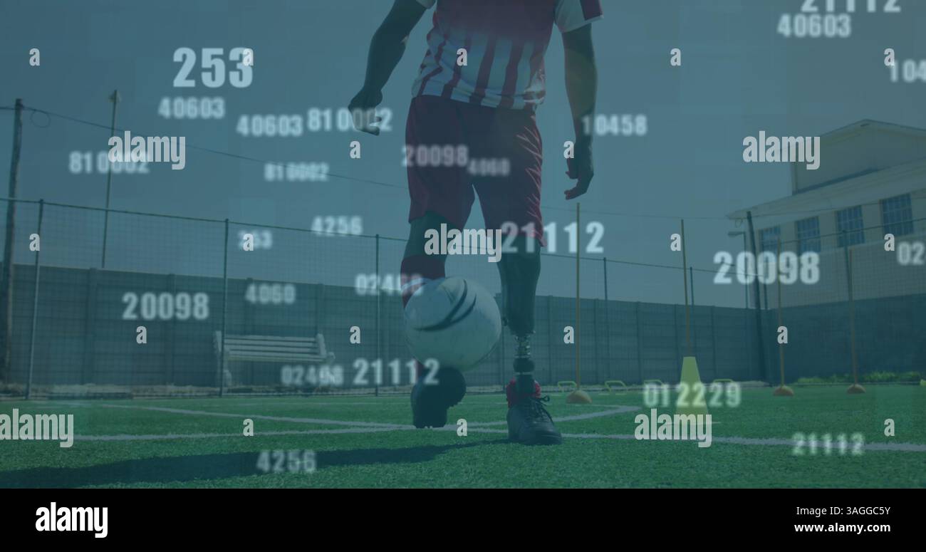 Più numeri che cambiano contro un giocatore di calcio maschile che giocherà la palla sul campo di erba Foto Stock