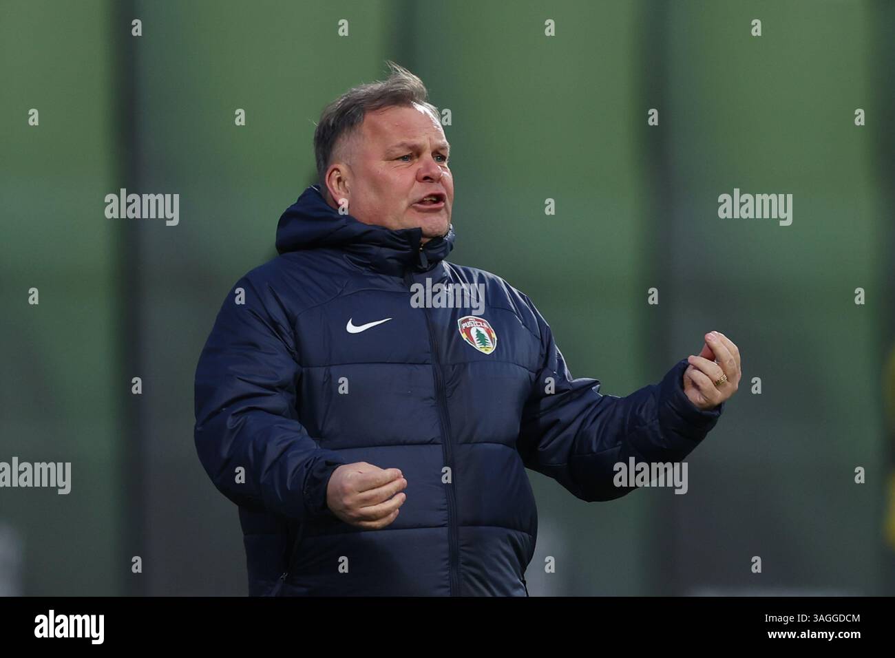 Allenatore Tomasz Tulacz di Puszcza Niepolomice visto in azione durante la partita di calcio PKO BP Ekstraklasa 2024/2025 tra Puszcza Niepolomice e Rakow Czestochowa allo Stadio Municpal. Punteggio finale; Puszcza Niepolomice 1 : 1 Rakow Czestochowa. Foto Stock
