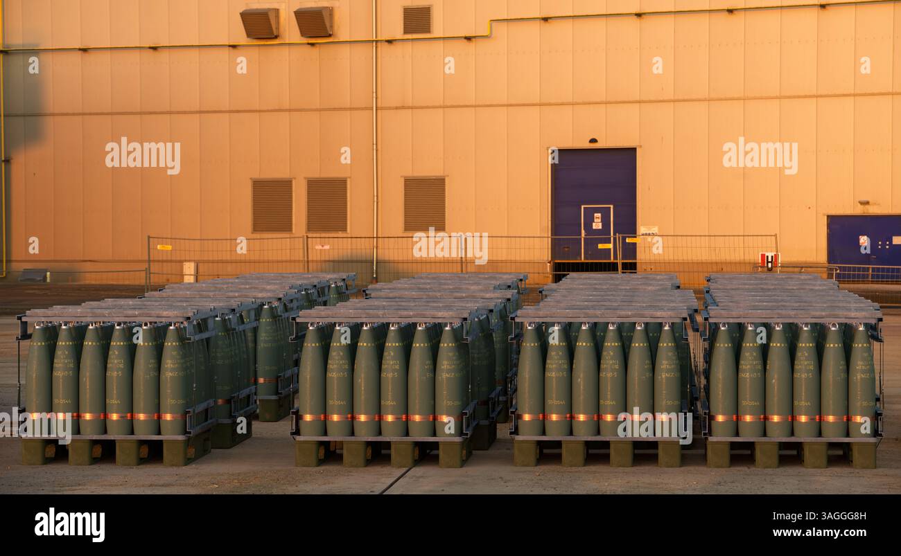 Pallet di munizioni di artiglieria da 155 mm nel cortile di una fabbrica di armamenti Foto Stock