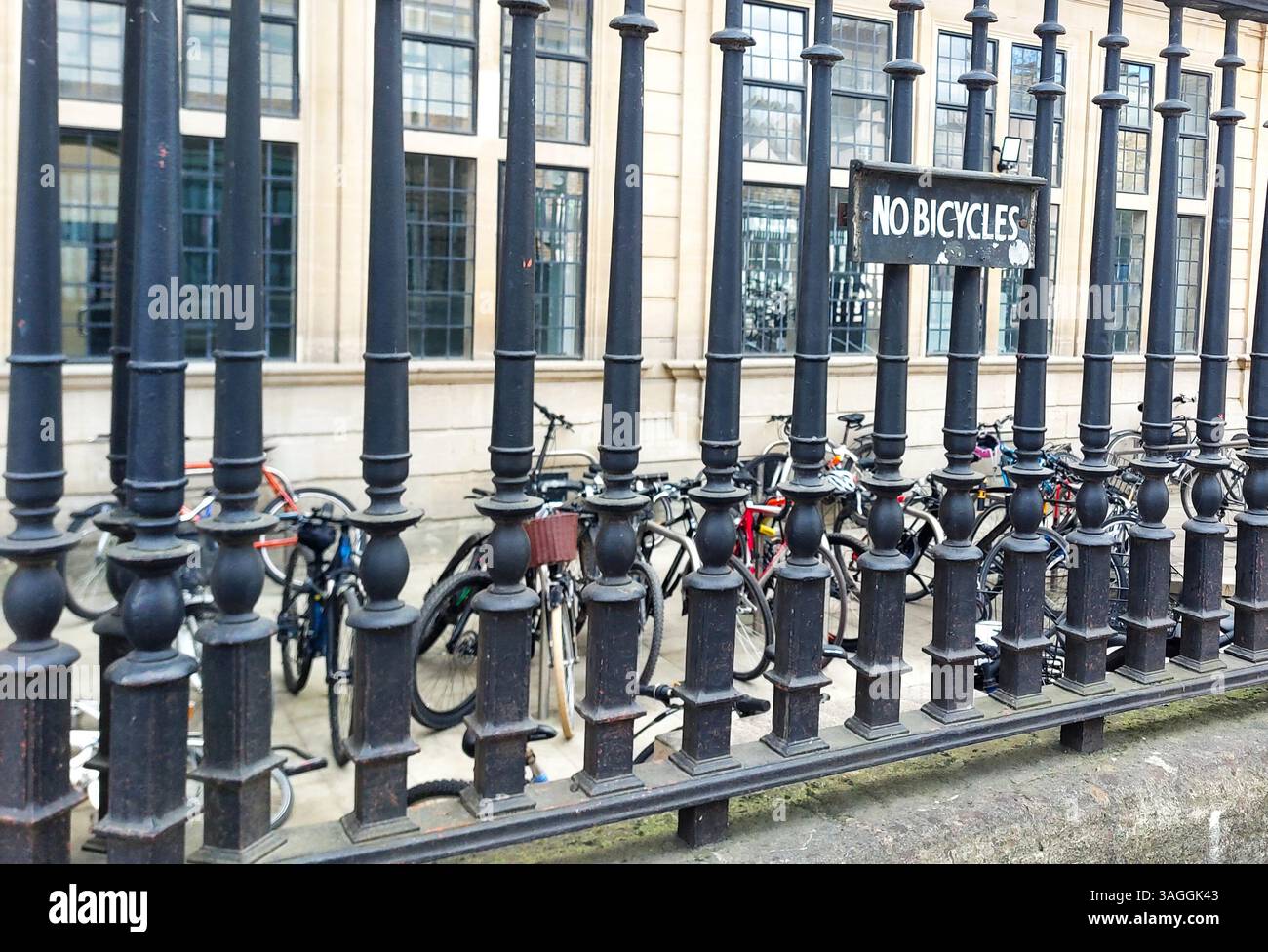 Nessuna bicicletta: Regole della città in ferro e lettere Foto Stock