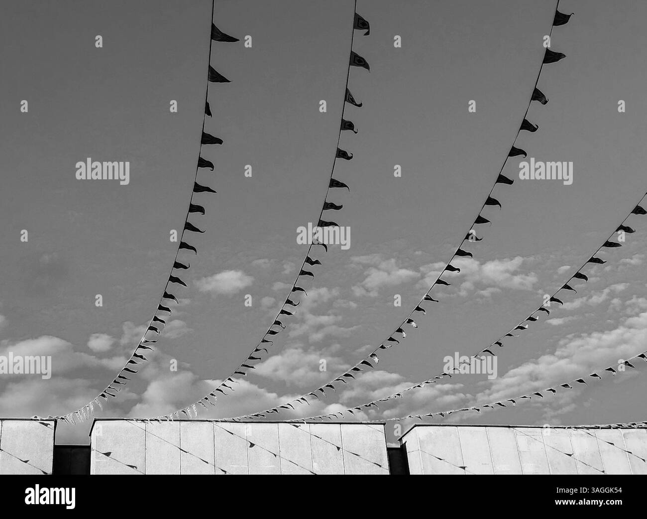 Ballare nel vento: Bandiere aeree e bandiere piccole Foto Stock