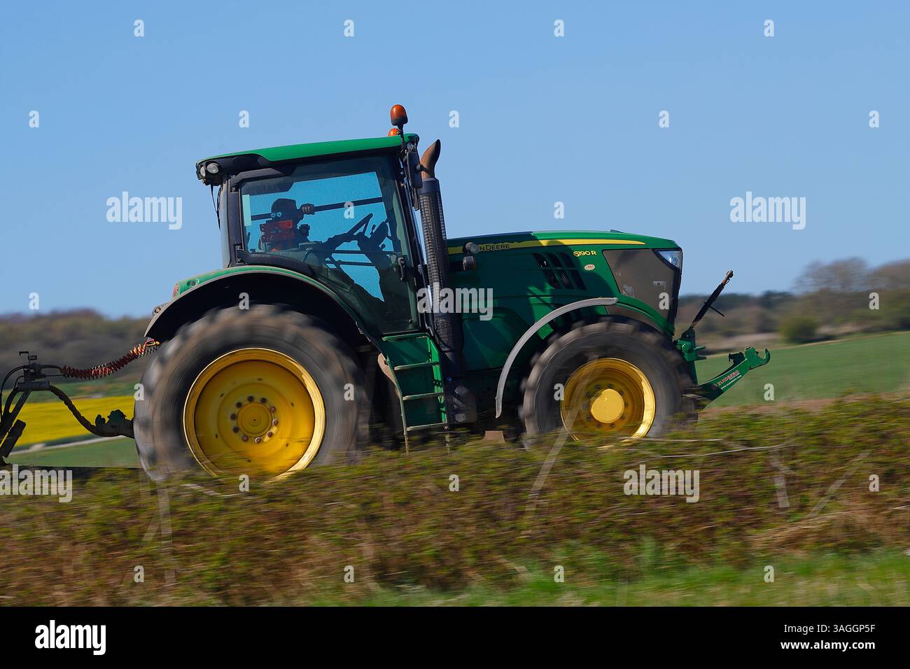 Trattore John Deere 6190R, che viaggia lungo la B1222 vicino a Sherburn a Elmet nel North Yorkshire, Regno Unito Foto Stock