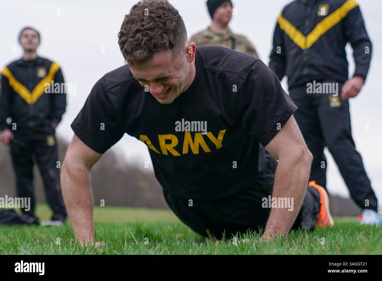 Newton Falls, Ohio, Stati Uniti. 4 aprile 2025. Il sergente Benjamin Wharton, uno specialista di medicina di combattimento con la 285th Medical Company (area Support), la 371st Sustainment Brigade, esegue push-up durante la parte Army Combat fitness test della Ohio Army National Guard State Best Warrior Competition presso il Camp James A. Garfield Joint Military Training Center, a Newton Falls, Ohio, 4 aprile 2025. Il BWC è un evento importante progettato per mostrare le abilità, la dedizione e la leadership dei soldati della Guardia Nazionale dell'Ohio. (Credit Image: © U.S. Army/ZUMA Press Wire) SOLO PER USO EDITORIALE! Non per USO commerciale! Foto Stock