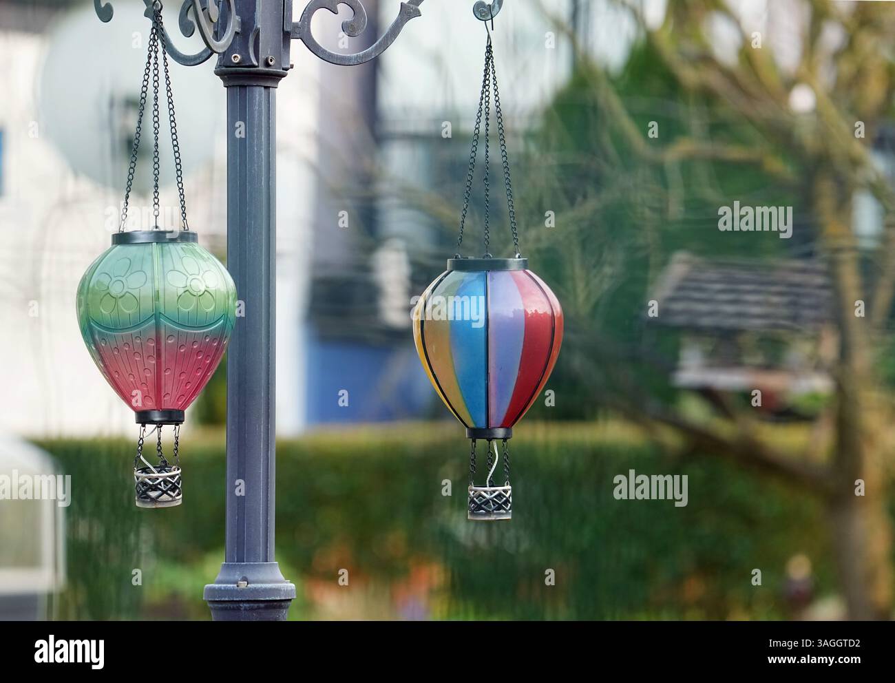 Illuminazione da giardino, Gartenbeleuchtung, luci da giardino, Solarlampen, Ballonlampen, Heißluftballons, Eye-catcher, farbenfroh, palloncino in vetro ad aria calda, verde, Foto Stock
