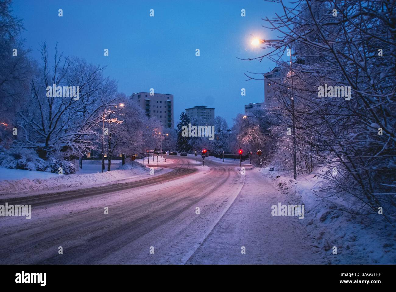 Inverno nel sobborgo di Hogdalen, fuori Stoccolma, Svezia Foto Stock