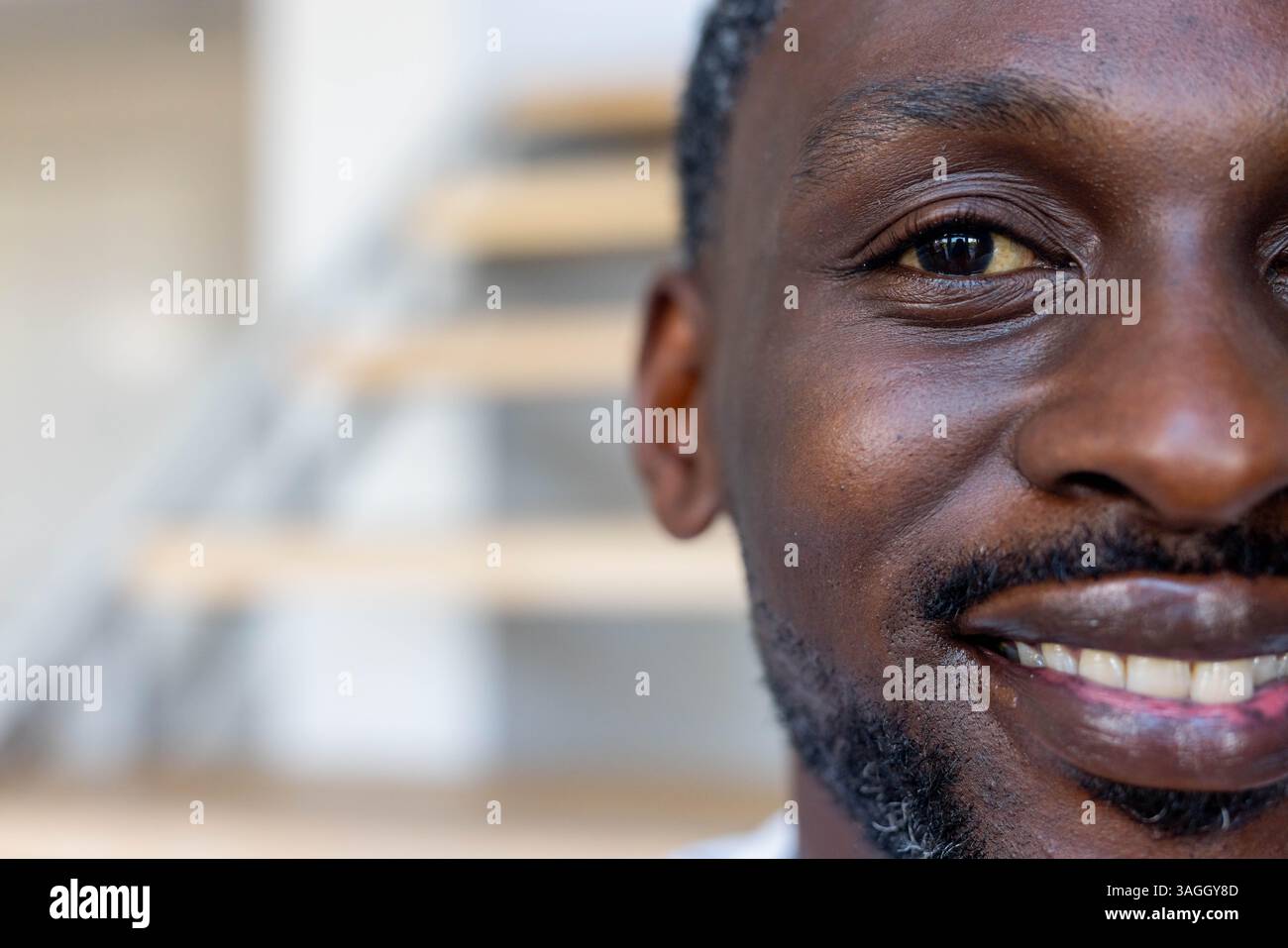 Uomo afroamericano sorridente a casa. relax, stile di vita, ritratti, spazio fotocopie Foto Stock