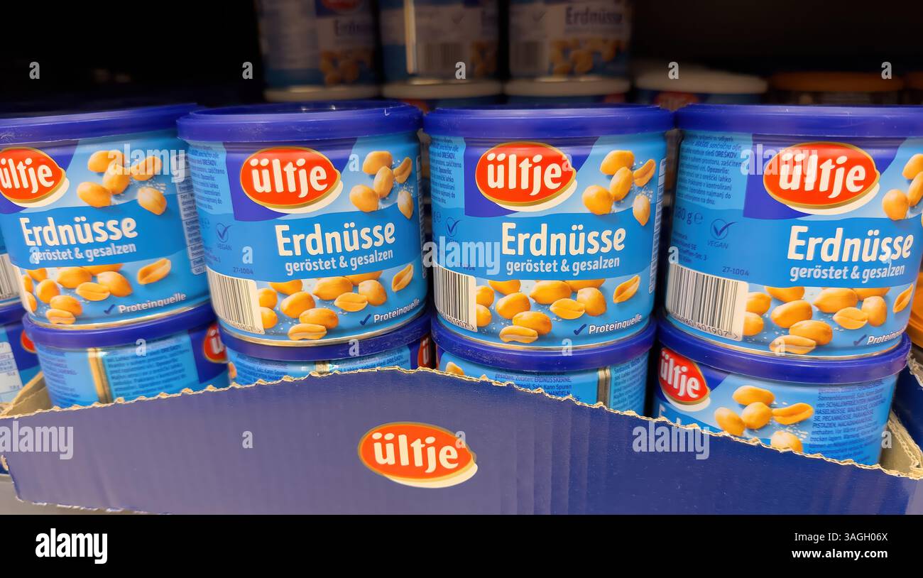 le arachidi arrostite e salate ueltje sono elegantemente allineate sullo scaffale di un supermercato, promettendo una deliziosa esperienza di spuntino. - FRANCOFORTE, GERMANIA - MARZO Foto Stock