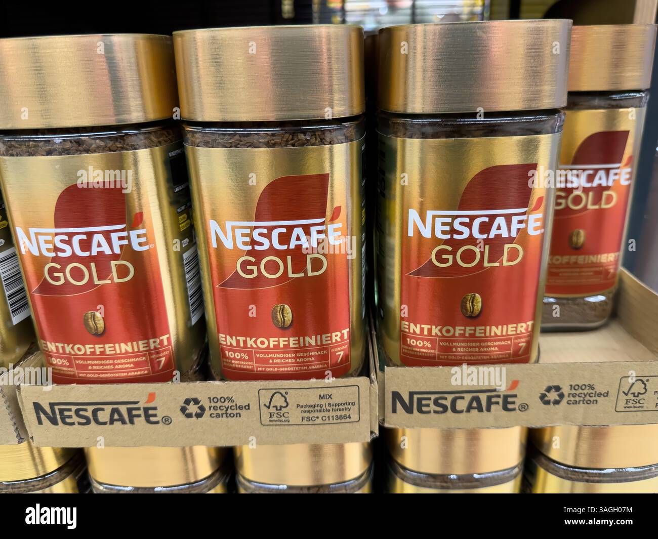 Una vista attraente dei vasetti di caffè istantaneo Nescafe Gold che mostrano il loro design elegante e l'accattivante etichetta per i consumatori. - FRANCOFORTE, GERMANIA - MA Foto Stock