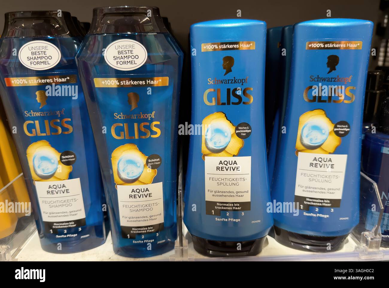 Esposizione di prodotti shampoo e balsamo Schwarzkopf Gliss Aqua Revive, progettati per un'idratazione totale dei capelli e una rivitalizzazione totale. - FRANCOFORTE, GERMANIA Foto Stock