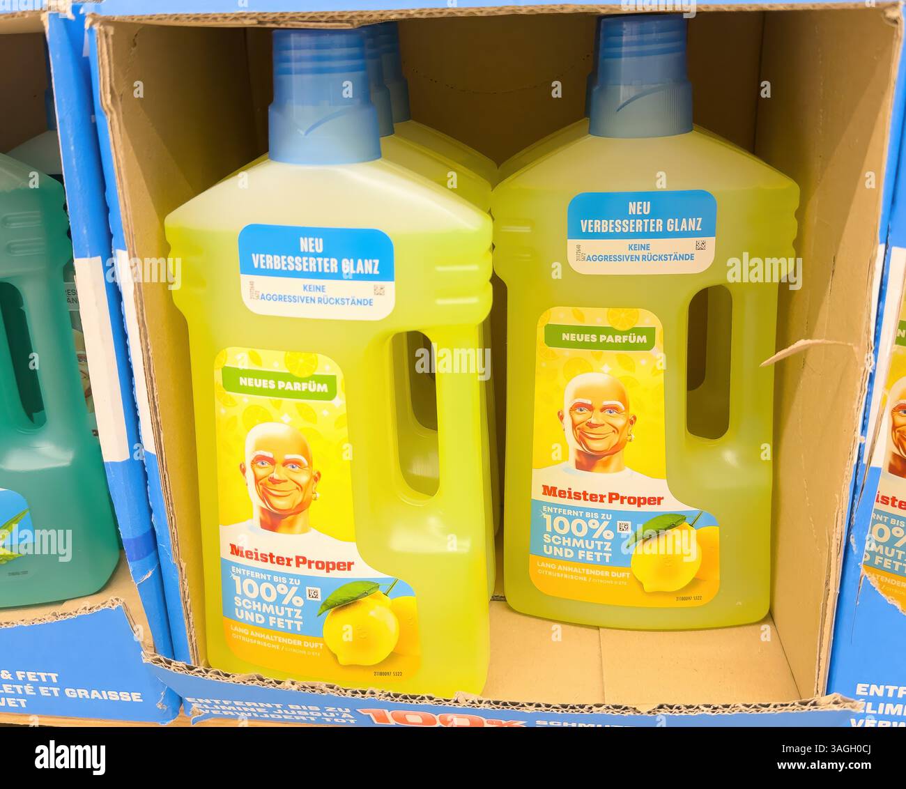 Nuova soluzione di pulizia Meister con maggiore lucentezza e profumo di limone, raffigurata in una confezione di colore giallo brillante. - FRANCOFORTE, GERMANIA - 21 MARZO 202 Foto Stock