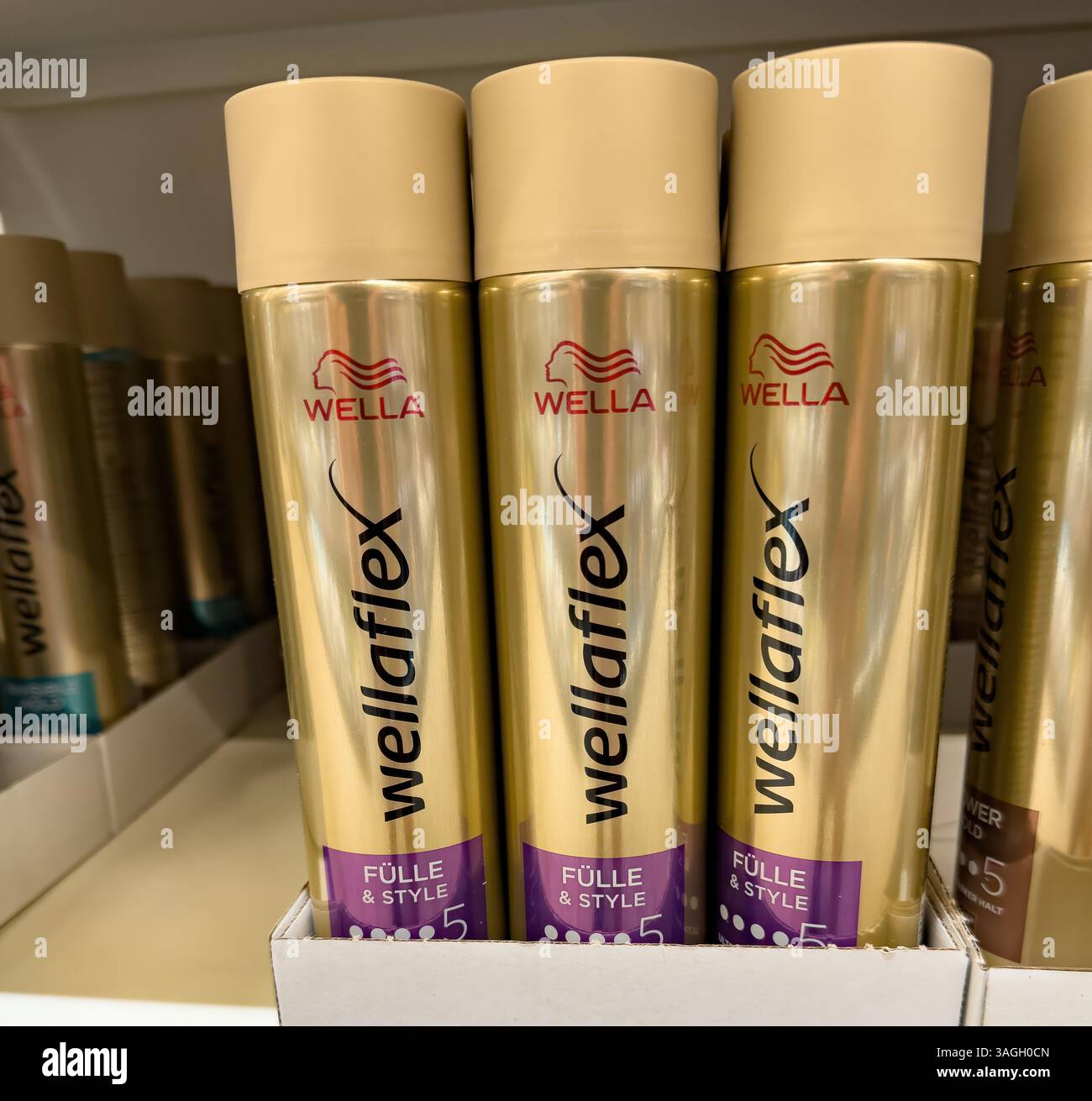 Gli spray Wellaflex per capelli sono disposti in modo ordinato per evidenziare le loro caratteristiche uniche per un'acconciatura efficace. - FRANCOFORTE, GERMANIA - 21 MARZO 2025 Foto Stock