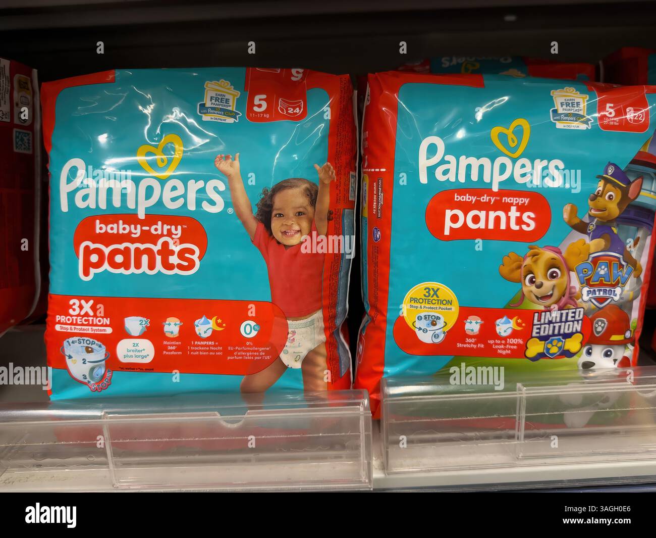 I pantaloni Pampers baby-dry sono caratterizzati da un sorriso del bambino, mentre mostrano i vantaggi di un'esperienza di diapering confortevole e asciutta. - FRANCOFORTE, GERMANIA - MAR Foto Stock
