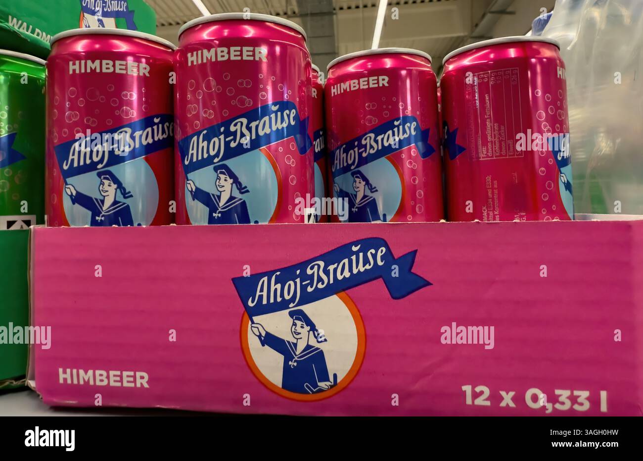 Un allegro pacchetto di lattine di bibite gassate ai lamponi Ahoj-Brause con colori vivaci e un design nostalgico per un divertente rinfresco. - FRANCOFORTE, GERMANIA - 2 MARZO Foto Stock