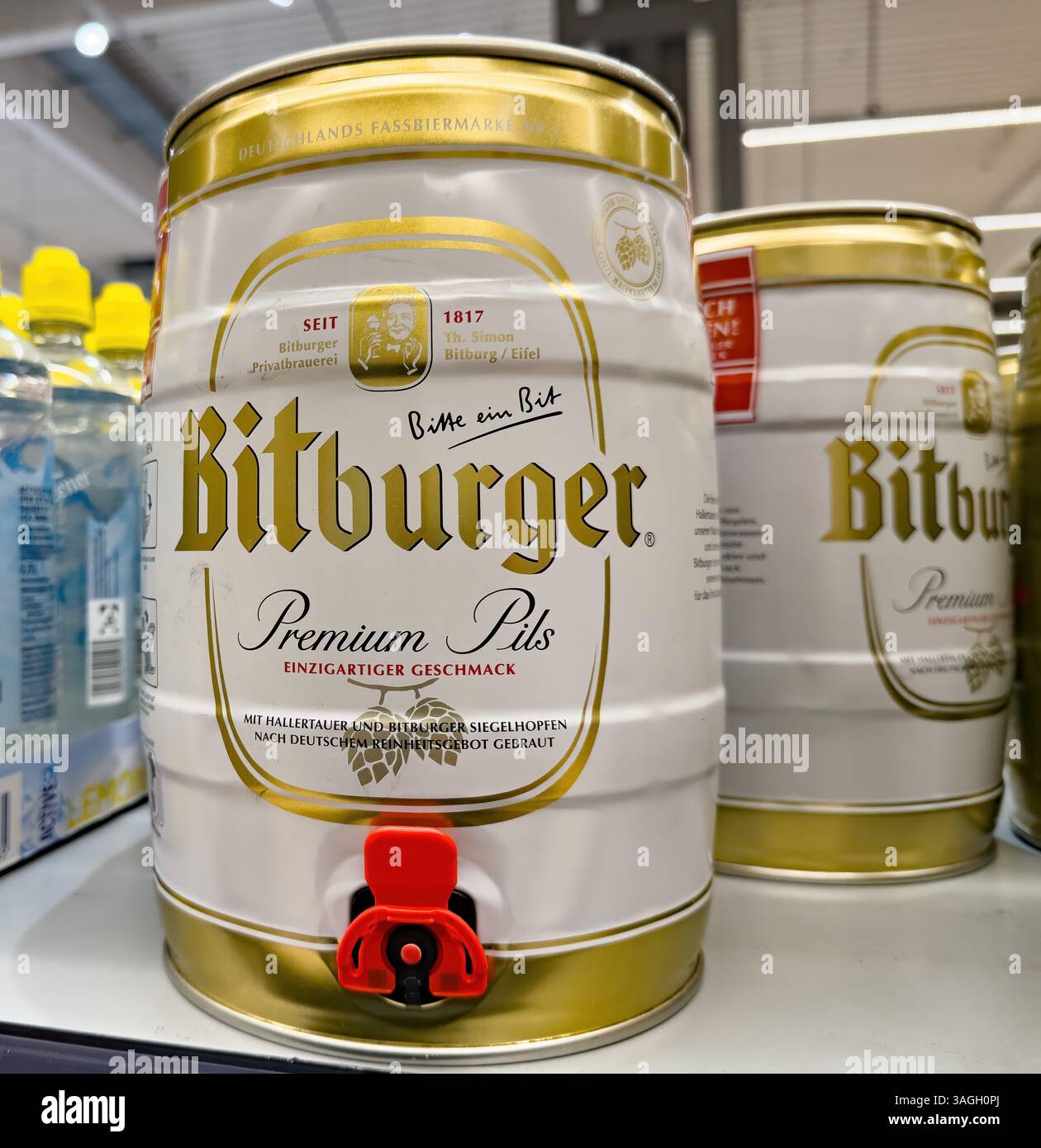 Un fusto di birra Bitburger dal design elegante, un must per gli amanti della birra alla ricerca di qualità superiore e gusto eccezionale. - FRANCOFORTE, GERMANIA - 21 MARZO, Foto Stock