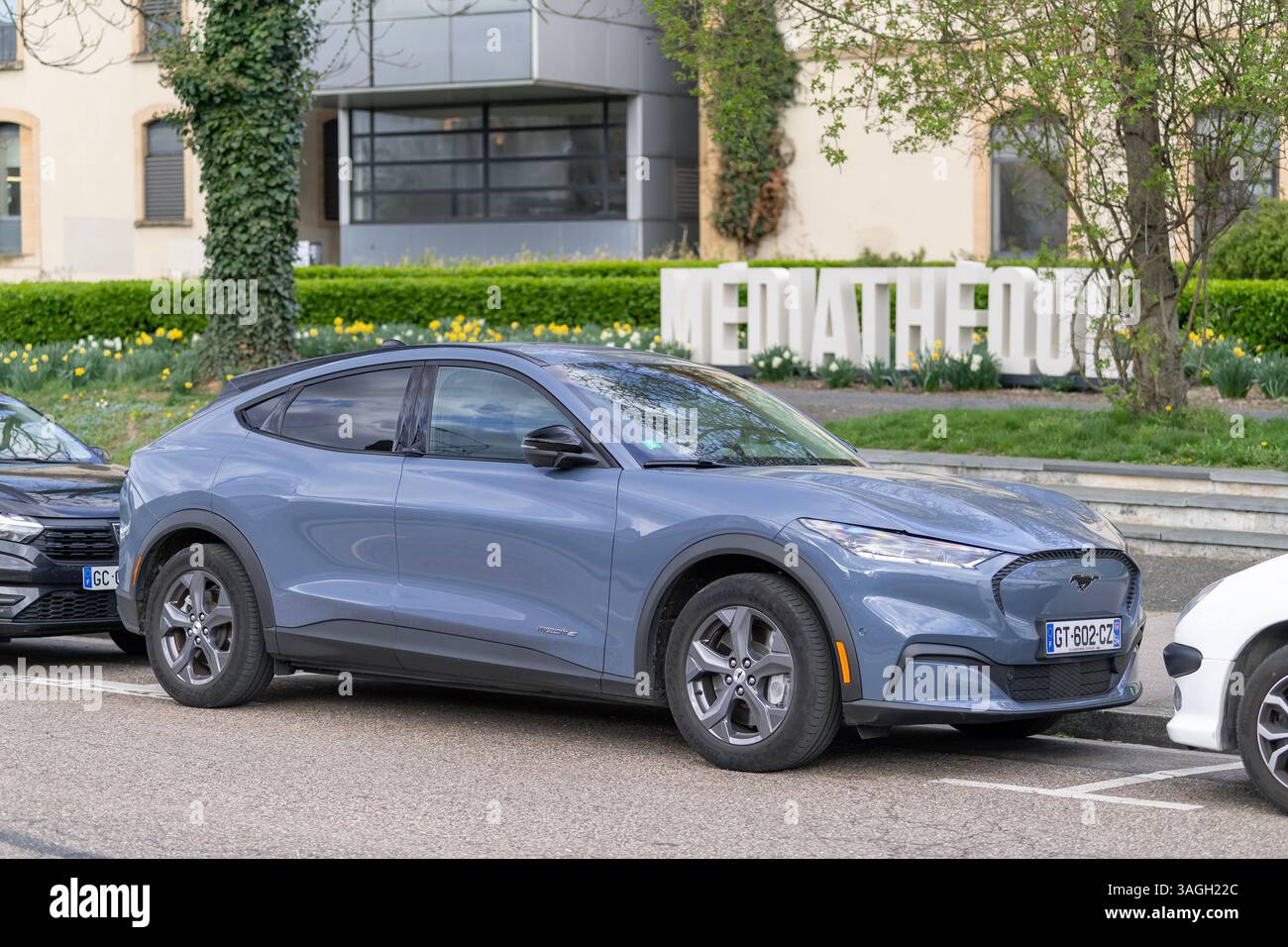 Nancy, Francia - Vista su una Ford Mustang Mach-e blu parcheggiata in una strada. Foto Stock