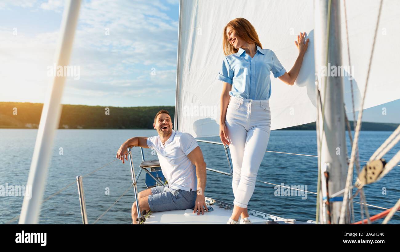 Gioiosa coppia vela divertirsi in Yacht godendo di una vacanza estiva Foto Stock