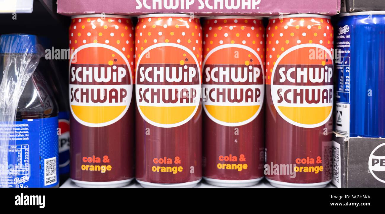 Un vivace assortimento di bibite Schwip Schwap cola e Orange Soda si è arredato in modo accattivante su uno scaffale di un negozio di alimentari. - FRANCOFORTE, GERMANIA - 21 MARZO 2 Foto Stock
