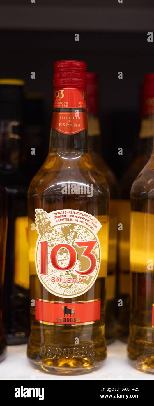 Due bottiglie di 103 liquori Solera si distinguono sullo scaffale, riflettendo il patrimonio spagnolo e l'arte della produzione di liquori raffinati. - FRANCOFORTE, GERMANIA - MAR Foto Stock