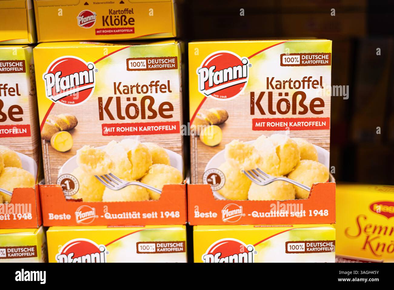 I gnocchi di patate di Pfranni sono presentati elegantemente in questa immagine, catturando l'essenza del comfort food e della cucina tedesca. - FRANCOFORTE, GERMANIA - MAR Foto Stock
