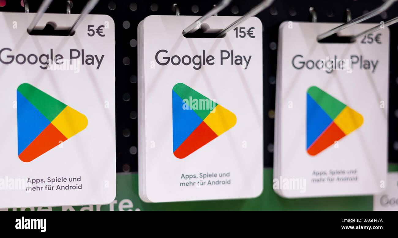 Un vivace display di carte regalo Google Play che mostrano valori diversi, ideali per l'acquisto di app e giochi su dispositivi Android. - FRANCOFORTE, GERMANIA - M Foto Stock