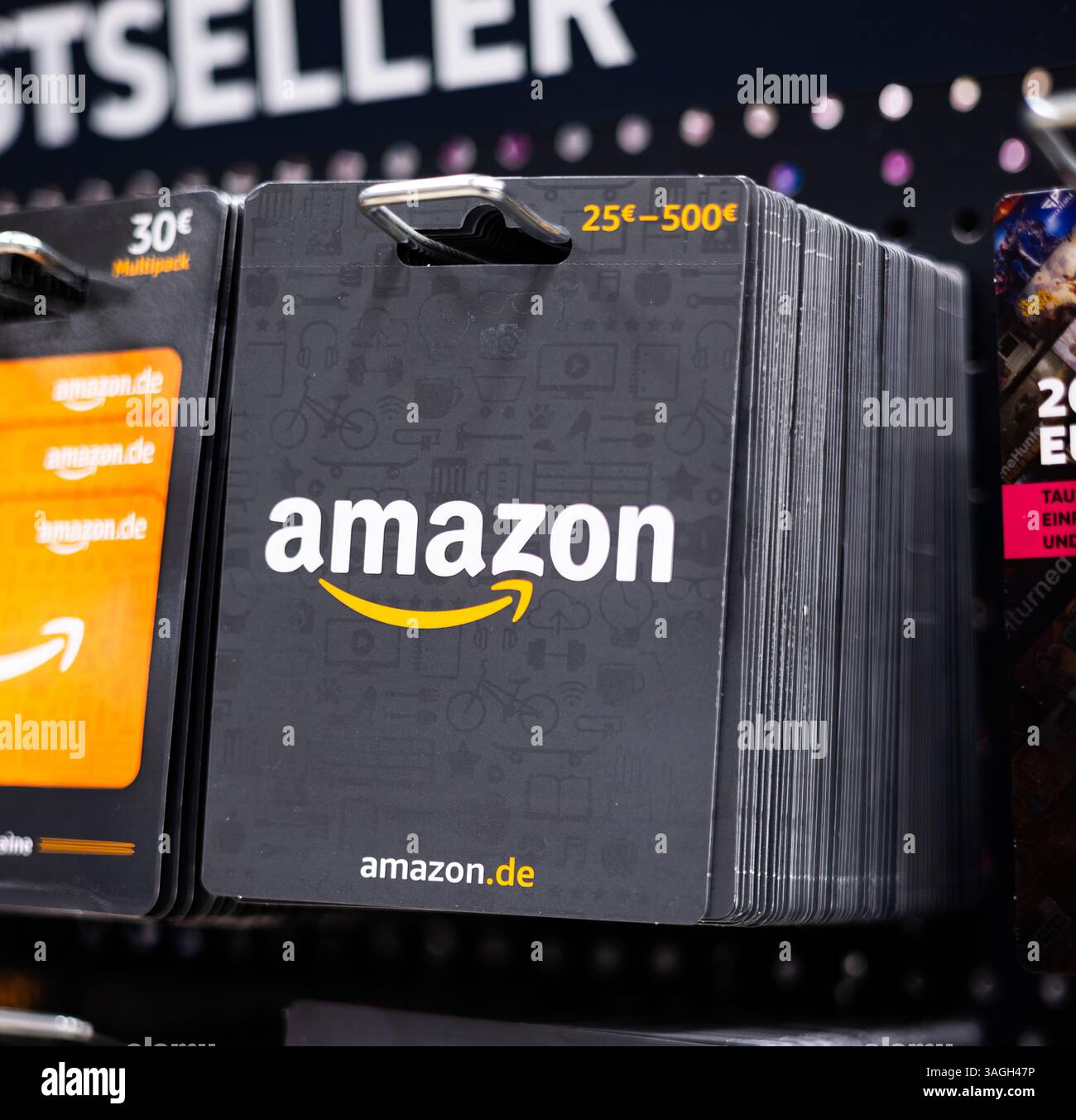 Una collezione di buoni regalo Amazon di vari tagli, con un design elegante per decisioni di acquisto semplici. - FRANCOFORTE, GERMANIA - 21 MARZO 20 Foto Stock