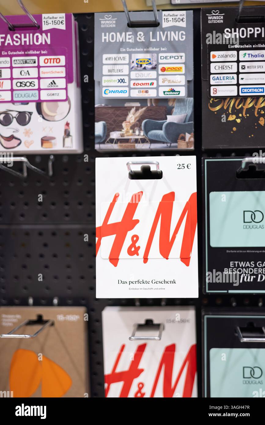 Una vivace carta regalo H e M con un'audace tipografia rossa, ideale come regalo per gli amanti della moda e dello shopping. - FRANCOFORTE, GERMANIA - 21 MARZO 2025 Foto Stock