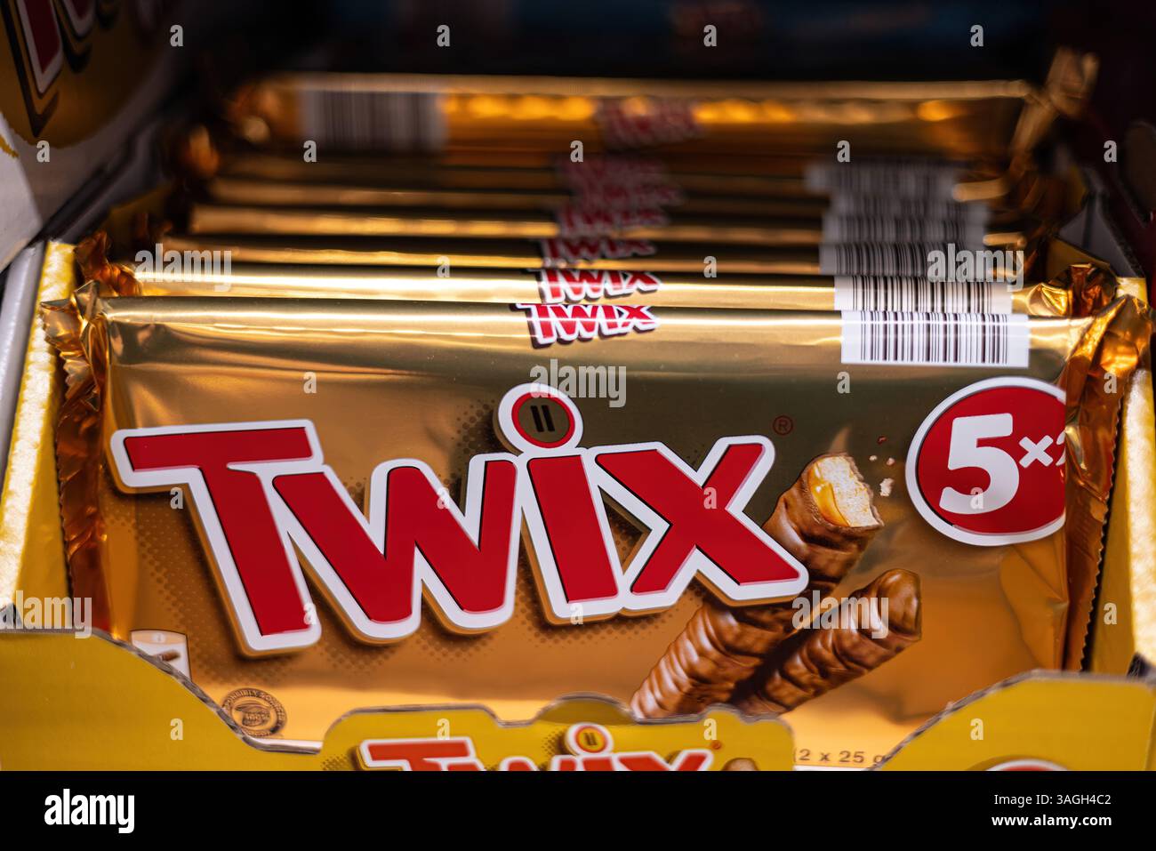 Un'esibizione di tavolette di cioccolato Twix, che enfatizza la confezione dorata e i doppi sapori che attraggono gli amanti delle caramelle di tutto il mondo. - FRANKF Foto Stock