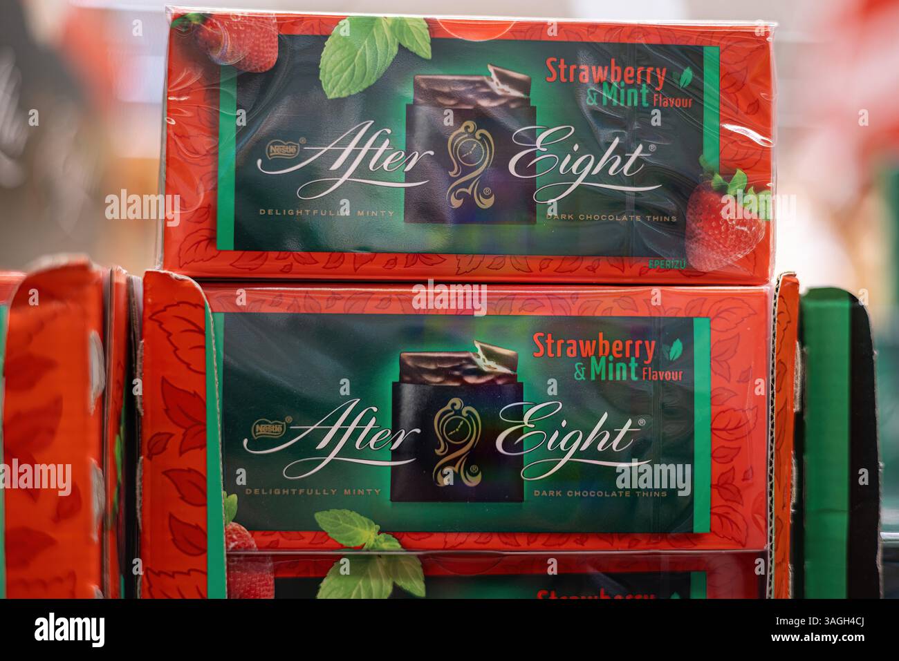 Dopo otto scatole di cioccolato piene di fragole e menta, invitante ideale per una cena con dessert eleganti e rinfrescanti. - FRANCOFORTE, GERMANIA - Foto Stock