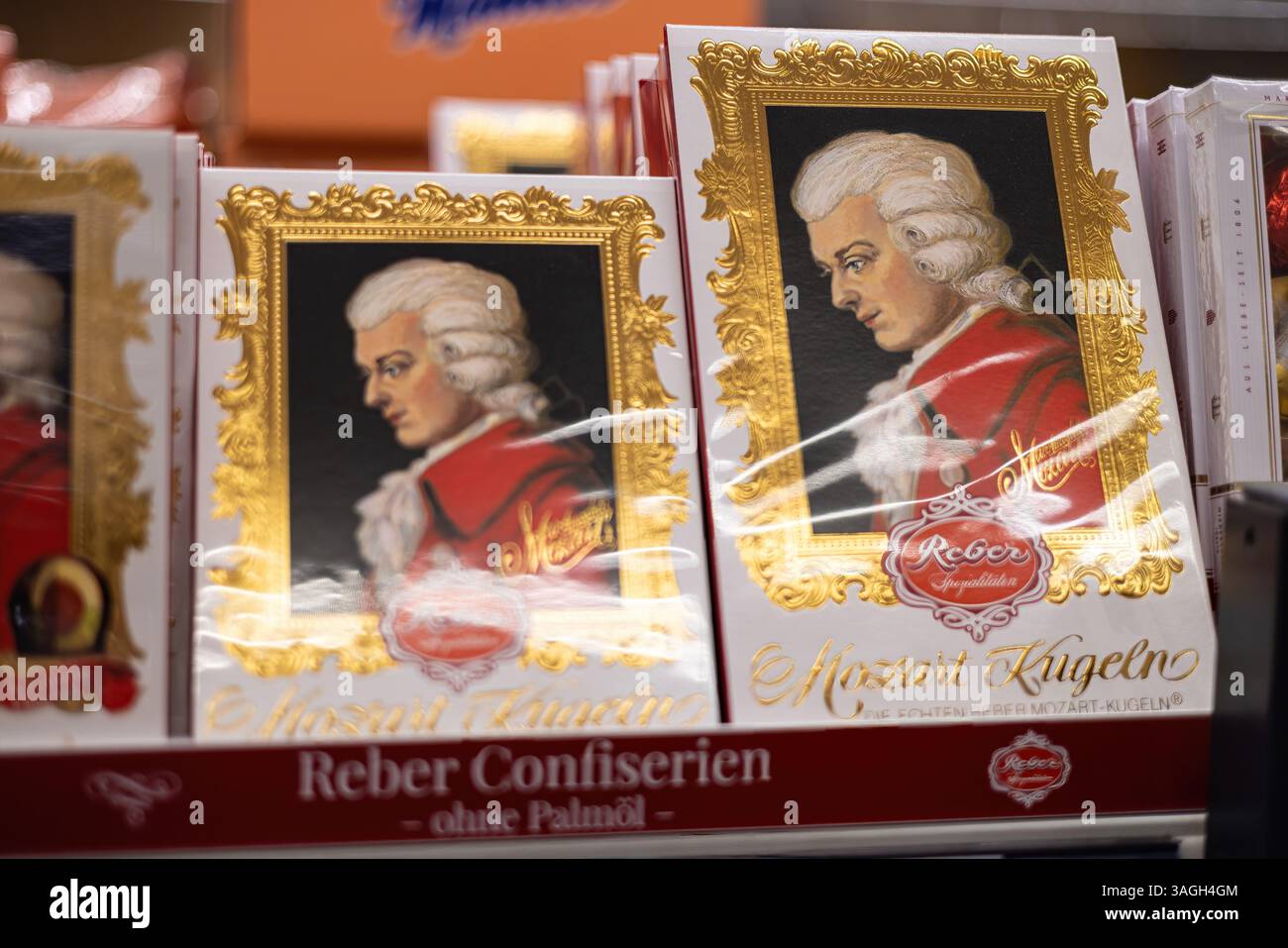 Un'esposizione artistica di cioccolatini Reber Mozart Kugeln, che mette in risalto il loro ricco patrimonio culturale e le confezioni di lusso ideali per i regali. - FRANCOFORTE, GERMANIA Foto Stock