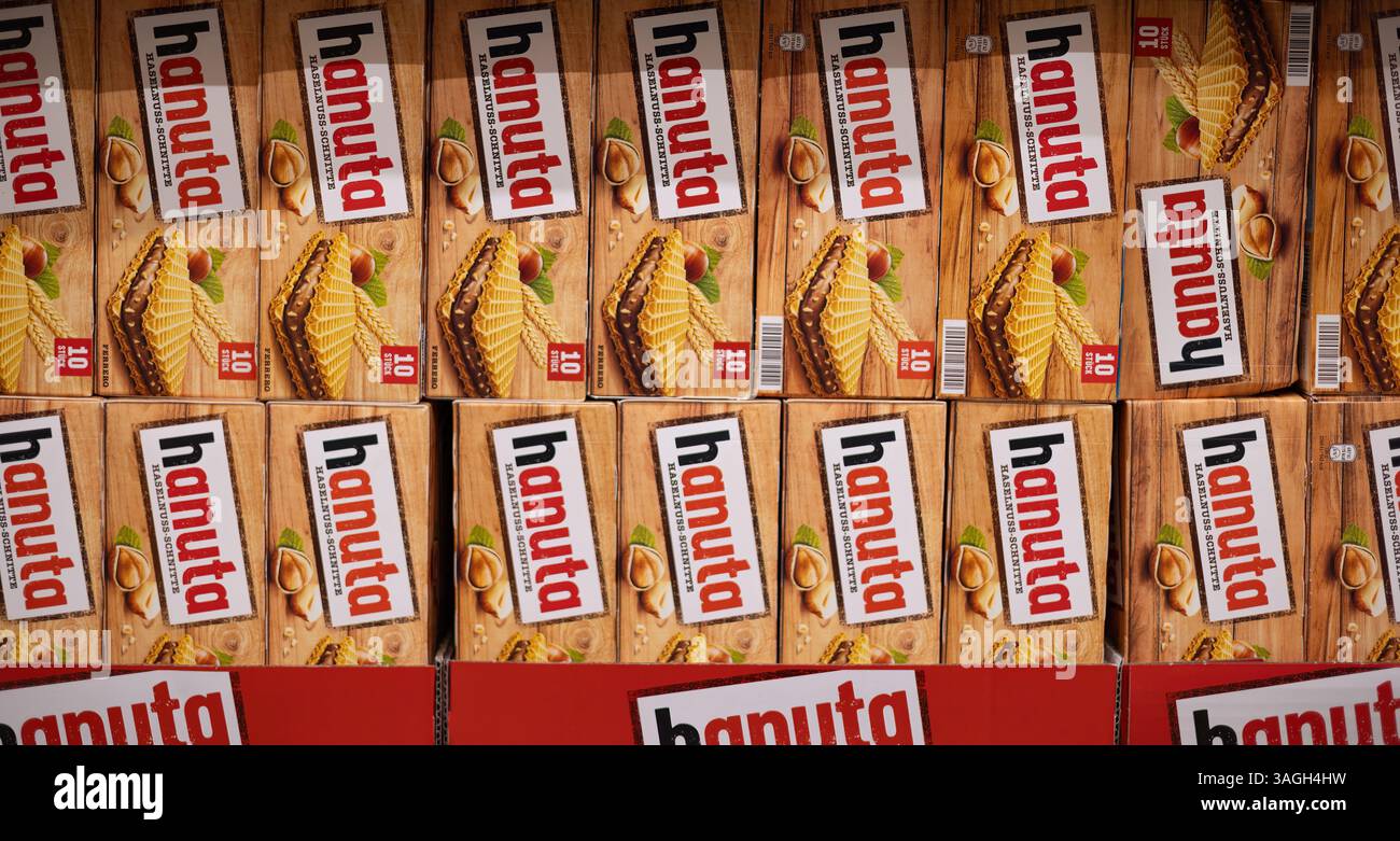 Un'accattivante esposizione di patatine Hanuta, che mette in evidenza la loro consistenza croccante e il sapore delizioso, rendendoli una scelta popolare per gli amanti dello spuntino Foto Stock