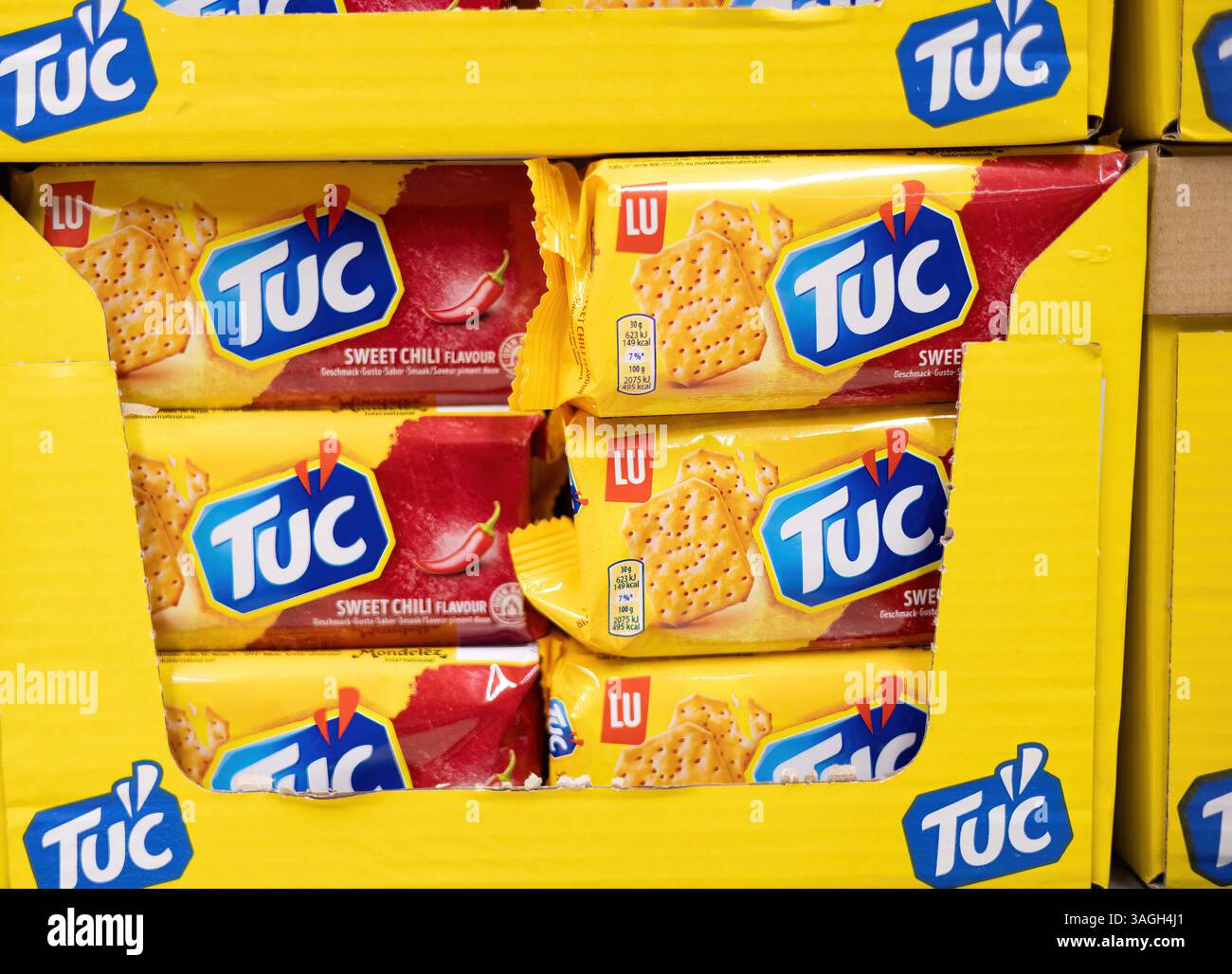 Un'incredibile esposizione di cracker di paprika tuc in una confezione vivace, che enfatizza il sapore e il divertimento delle esperienze di snack. - FRANCOFORTE, GERMANIA - MARZO Foto Stock