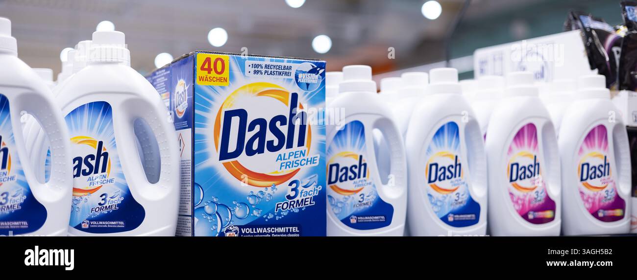 Questa immagine raffigura bottiglie di detersivo per bucato Dash disposte in modo impressionante, evidenziando la pulizia e la cura della casa. - FRANCOFORTE, GERMANIA Foto Stock