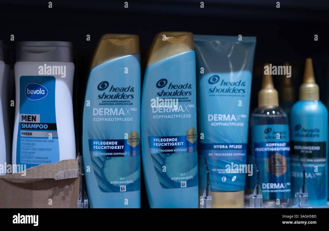 Un assortimento di shampoo anti-forfora per testa e spalle ordinatamente organizzati sugli scaffali, con opzioni per la salute dei capelli. - FRANCOFORTE, GERMANIA - 2 MARZO Foto Stock