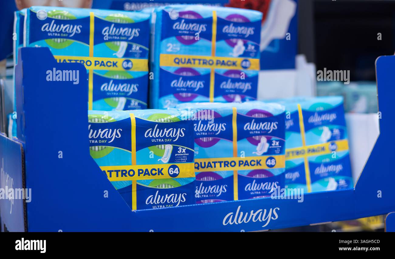 Tamponi igienici Always Ultra Day, che rappresentano comfort e protezione per le esigenze di igiene femminile in una confezione colorata. - FRANCOFORTE, GERMANIA - 21 MARZO 20 Foto Stock