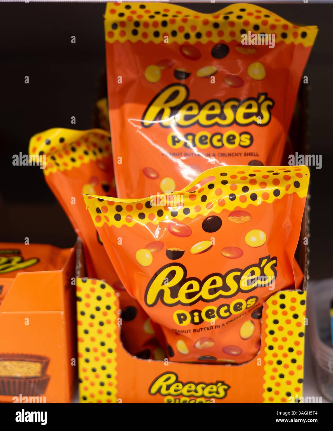 La vivace confezione dei pezzi di Reese mette in risalto il design accattivante e le deliziose caramelle al burro di arachidi. - FRANCOFORTE, GERMANIA - M Foto Stock