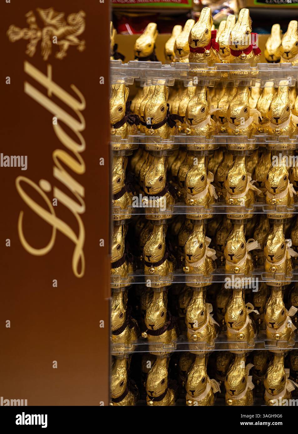 Una pila di coniglietti Lindt dorati ha mostrato magnificamente e attraenti clienti con il loro fascino festivo e il loro gusto delizioso. - FRANCOFORTE, GERMANIA - MARZO Foto Stock