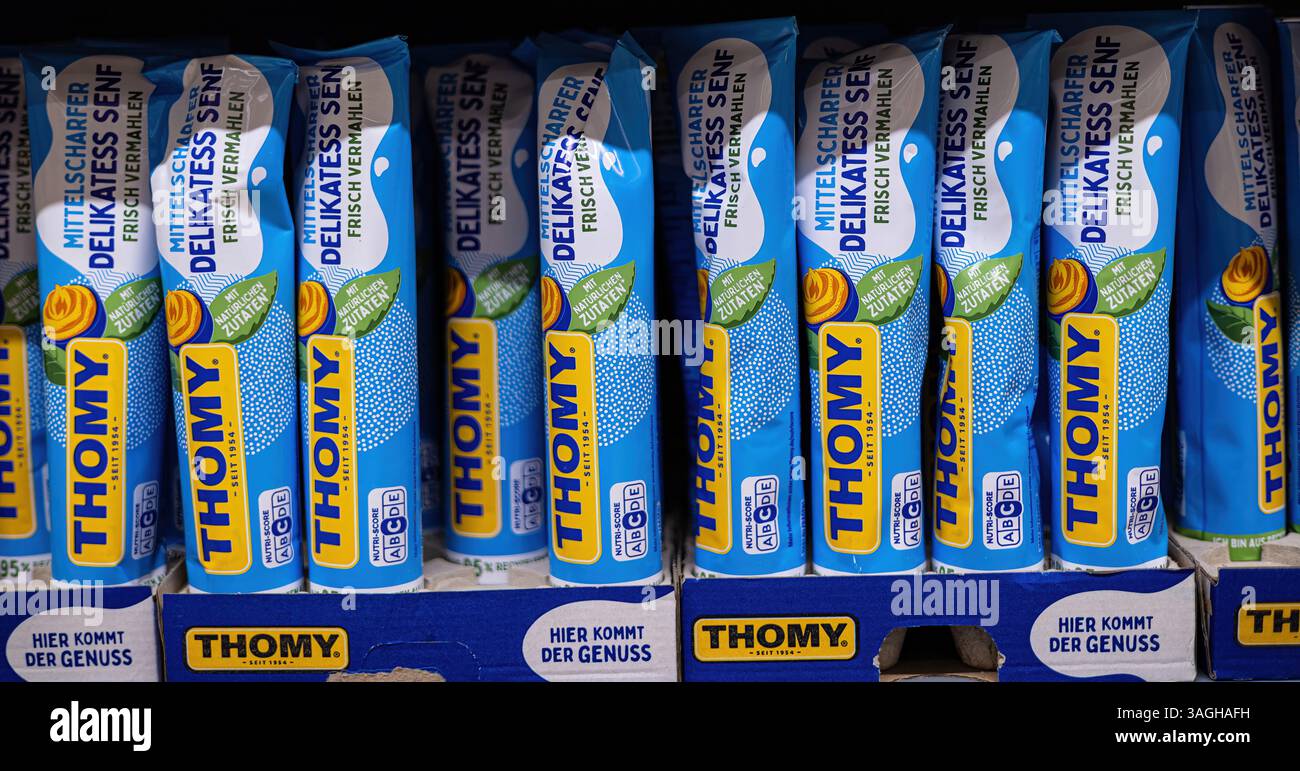 L'accattivante confezione blu di tubetti di senape Thomy mette in risalto i loro sapori allettanti e le loro consistenze cremose per gli amanti della cucina e i condimenti lo Foto Stock