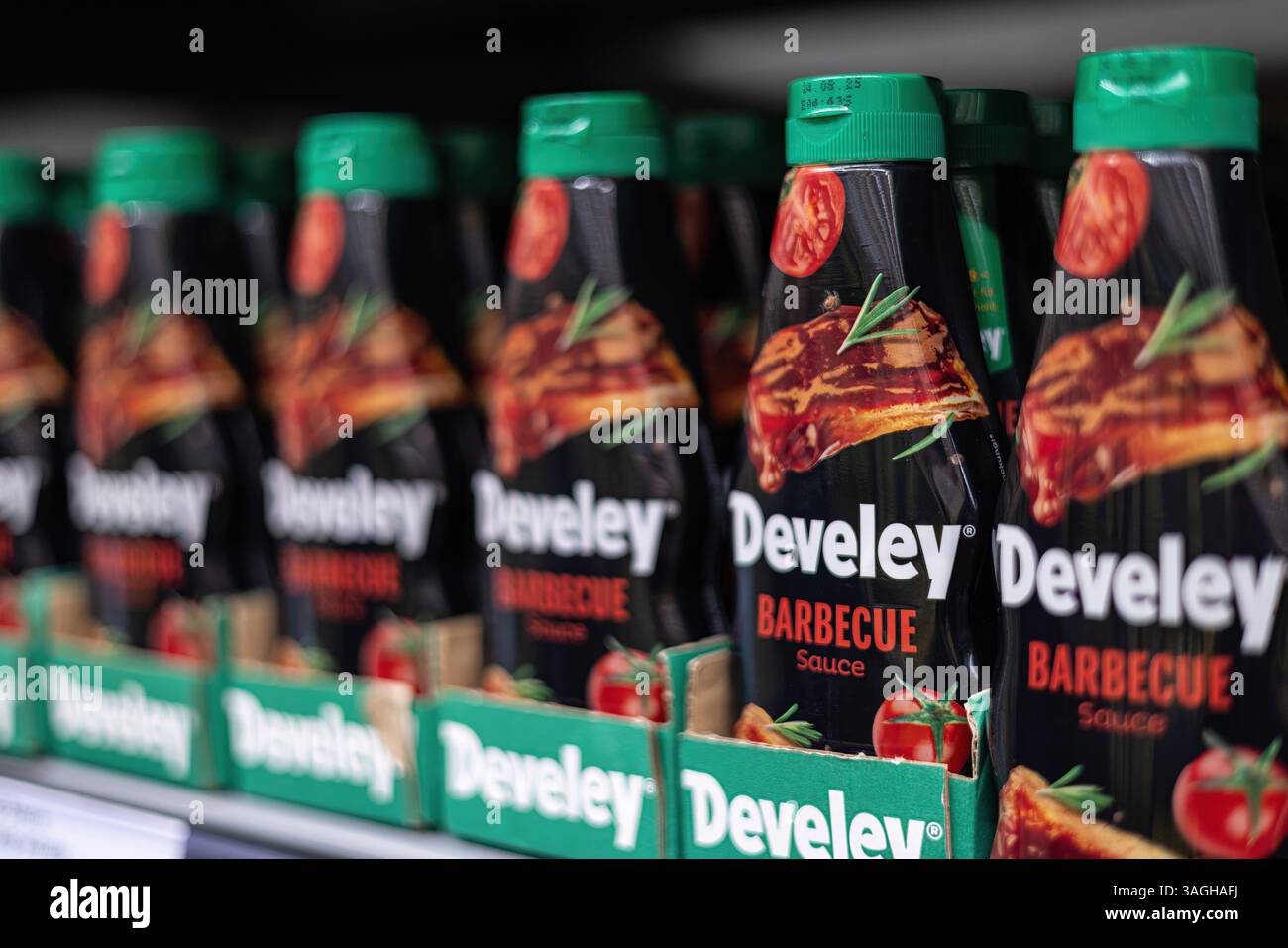Un'esposizione ordinata di bottiglie di salsa barbecue Develey che mostrano confezioni vivaci e sapori invitanti per i consumatori. - FRANCOFORTE, GERMANIA - MA Foto Stock