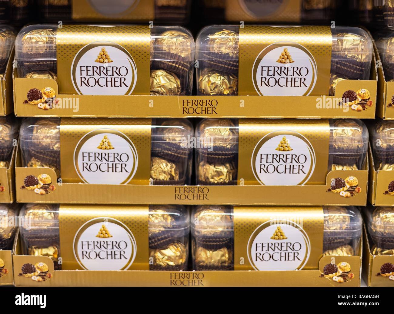 Una squisita collezione di cioccolatini Ferrero Rocher splendidamente confezionati, che mostrano il loro fascino di lusso e gli ingredienti decadenti per gli amanti del cioccolato Foto Stock
