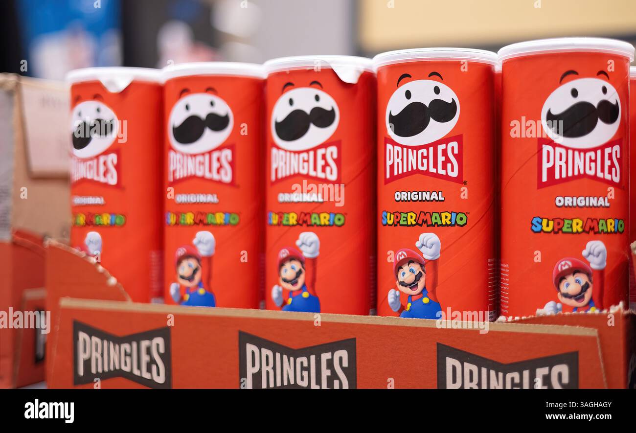 Un'accattivante esposizione di Pringles in edizione limitata a tema Super Mario, con grafica e branding divertenti. - FRANCOFORTE, GERMANIA - 2 MARZO Foto Stock
