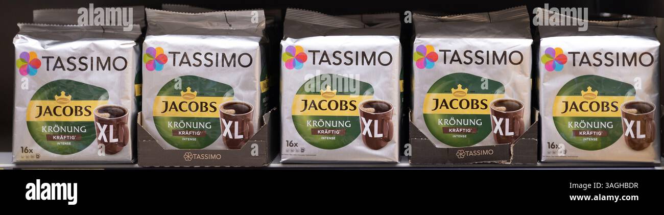 Una selezione di prodotti da caffè Jacobs, con varie miscele e birre, perfetta per gli appassionati di caffè. - FRANCOFORTE, GERMANIA - 21 MARZO 2025 Foto Stock