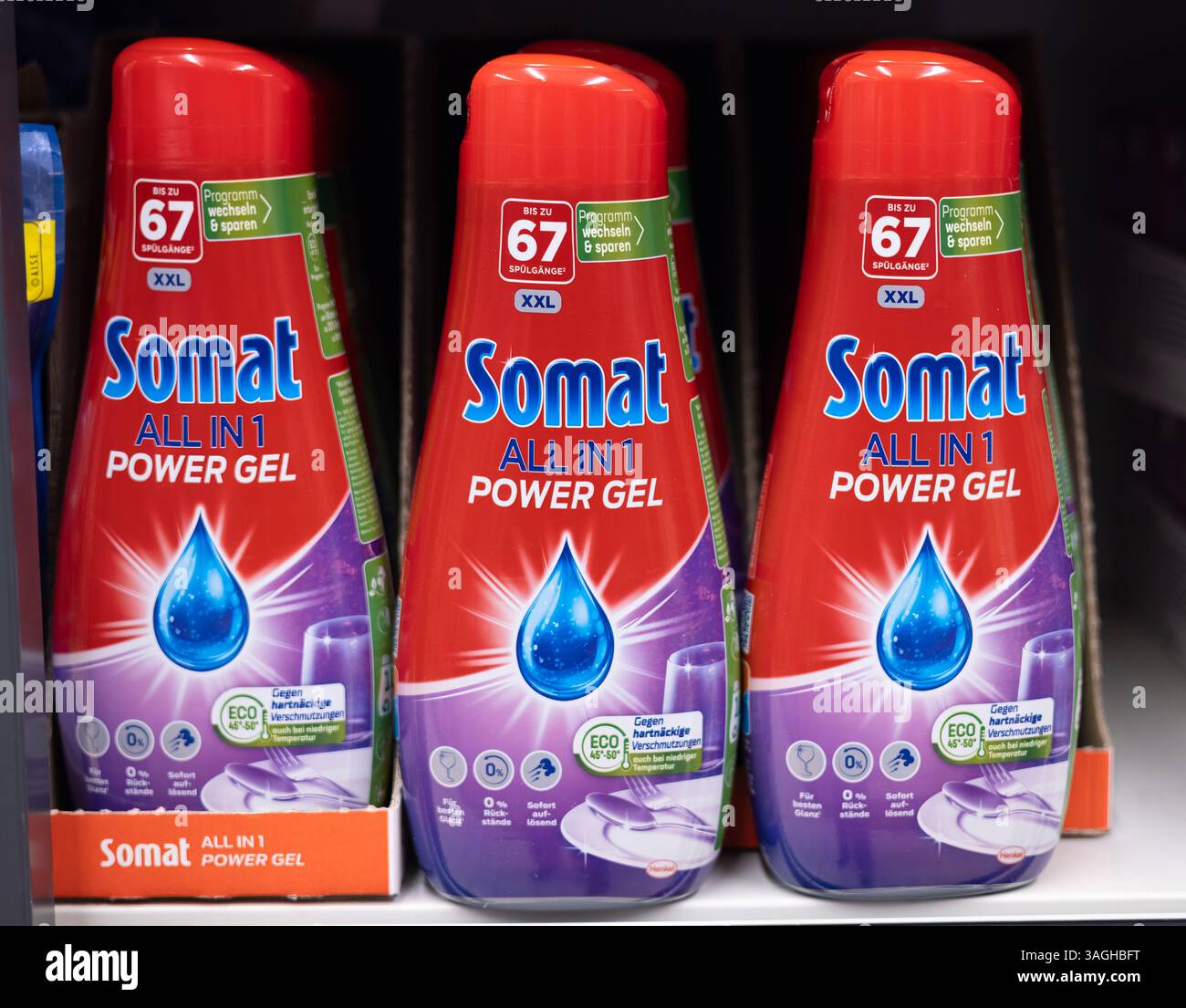 I flaconi Somat Power Gel sono organizzati in fila e presentano la loro soluzione detergente all-in-one per un finale brillante sui piatti. - FRANCOFORTE, GERMANIA - Foto Stock